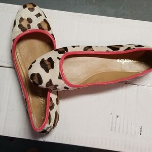 Accessorize women flat leather design shoes